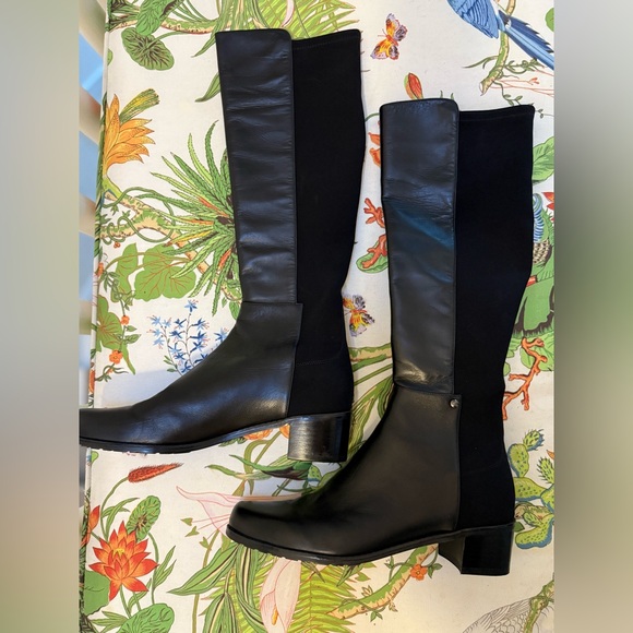 Chic Stuart Weizman black paneled boots with sleek design NWOT